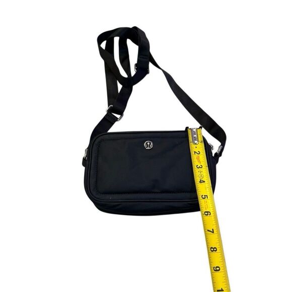 Lululemon Crossbody Camera Bag 2L Black - Picture 10 of 11